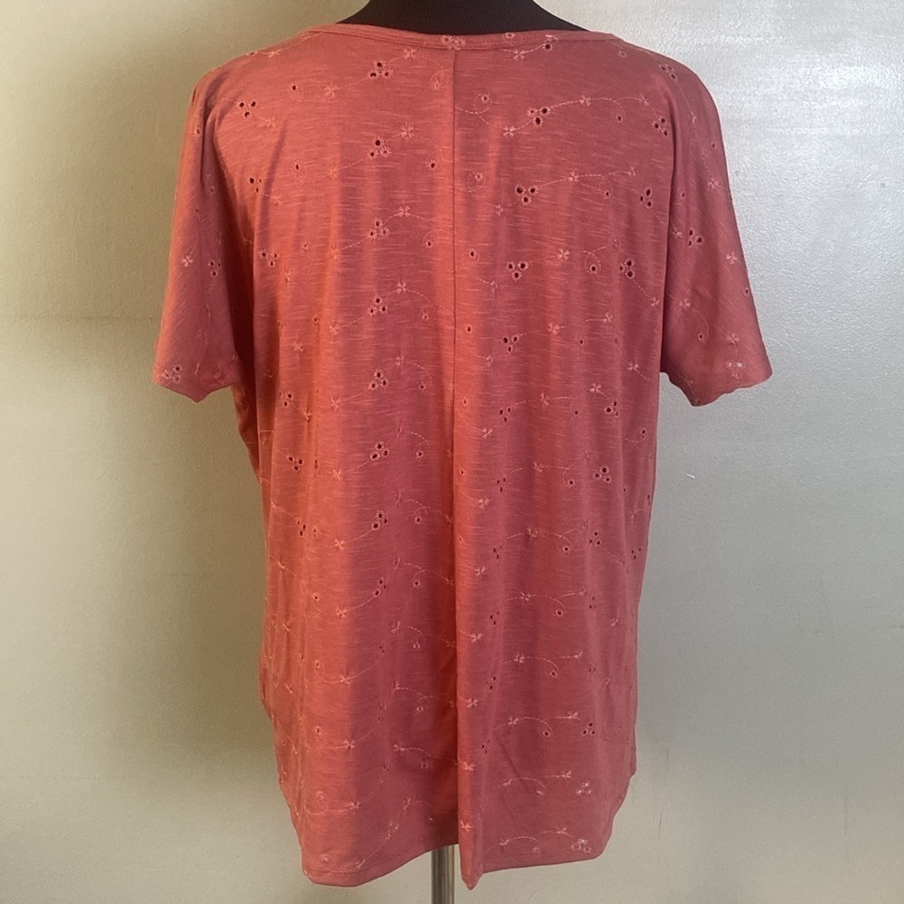 24/7 Maurices Eyelet Knot Hem Tee Sz L NWOT - Picture 6 of 9